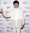 เฉินหลง (Jackie Chan) โชว์แมน ยื่นตุ๊กตาให้นักแสดงสาวปิดหน้าอก