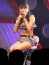 สปิริตแรง!!! ไอดอลสาว วาดะ อายากะ (Wada Ayaka) ขาเจ็บนั่งเก้าอี้เล่นคอนเสิร์ต