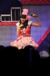 สปิริตแรง!!! ไอดอลสาว วาดะ อายากะ (Wada Ayaka) ขาเจ็บนั่งเก้าอี้เล่นคอนเสิร์ต