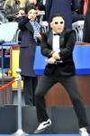 ไซ (Psy) โชว์ท่าควบม้า ในพิธีสาบานรับตำแหน่งประธานาธิบดีหญิงคนแรกเกาหลีใต้