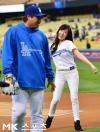 ทิฟฟานี (Tiffany) เยือนทีม Dodgers โชว์ฝีมือขว้างลูกเบสบอลเปิดเกม