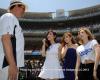 Girls&#039; Generation เยือน Dodger Stadium ร้องเพลงชาติ - ขว้างลูกเปิดเกม