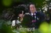 อีฮโยริ (Lee Hyo Ri) สวมมงกุฎดอกไม้เข้าพิธีวิวาห์สุดเรียบง่าย
