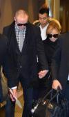 อายูมิ (Ayumi Hamasaki) จูงมือคู่หมั้นหนุ่มชาวต่างชาติเดินทางถึงญี่ปุ่น