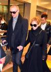 อายูมิ (Ayumi Hamasaki) จูงมือคู่หมั้นหนุ่มชาวต่างชาติเดินทางถึงญี่ปุ่น