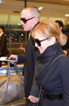 อายูมิ (Ayumi Hamasaki) จูงมือคู่หมั้นหนุ่มชาวต่างชาติเดินทางถึงญี่ปุ่น