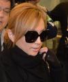 อายูมิ (Ayumi Hamasaki) จูงมือคู่หมั้นหนุ่มชาวต่างชาติเดินทางถึงญี่ปุ่น