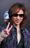 สื่อตะวันตกฮือฮา! โยชิกิ (Yoshiki) ขึ้นเวทีดวลเปียโนกับ โยชิกิ (Yoshiki)