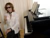 สื่อตะวันตกฮือฮา! โยชิกิ (Yoshiki) ขึ้นเวทีดวลเปียโนกับ โยชิกิ (Yoshiki)