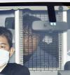 นักร้องวัย 57 ปี ขณะถูกควบคุมตัว