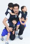 ชมภาพน่ารัก ซองอิลกุก (Song Il Gook) พาลูกแฝดสาม แทฮัน (Dae Han) มินกุก (Min Guk) มันเซ (Man Se) ถ่ายโฆษณา