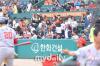 สนามเบสบอลป่วนเจอติ่ง Exo ไร้วินัยมุงดู แบคฮยอน (Baek Hyun) ทำผู้เข้าแข่งขันเซ็ง
