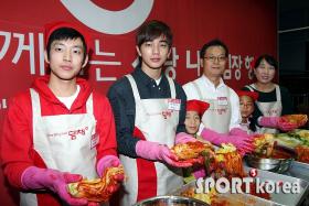 ยูซึงโฮ (Yoo Seung Ho) ร่วมทำกิมจิเพื่อการกุศล