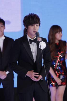 คิมฮยอนจุง (Kim Hyun Joong) คว้ารางวัลยอดนิยมของงาน 2010 Style Icon Awardsไป!