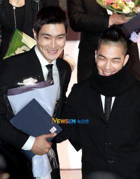 แทยัง (Tae Yang) และซีวอน (Si Won) ได้รับรางวัล Minister Commendation!