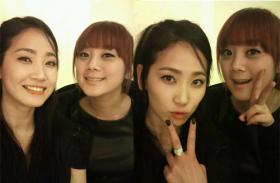 เยอึน (Ye Eun), ลิม (Lim) และโซฮี (So Hee) ถ่ายภาพด้วยกัน