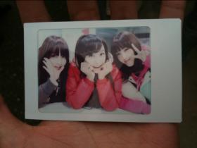 โซริ (Sori) ถ่ายภาพกับ Victoria และฮโยมิน (Hyo Min)