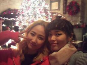 ซอนเย (Sun Ye) และเยอึน (Ye Eun) ถ่ายภาพต้นคริสต์มาสด้วยกัน