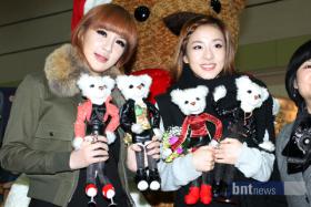 ซานดารา ปาร์ค (Sandara Park) และปาร์คบอม (Park Bom) ไปร่วมงาน 2010 Seoul Doll Fair