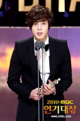 คิมฮยอนจุง (Kim Hyun Joong) ได้รับรางวัล Popularity Award!