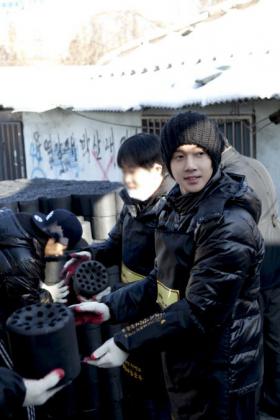 ภาพคิมฮยอนจุง (Kim Hyun Joong) ช่วยขนถ่านในกิจกรรมของ Hotsun Chicken เพิ่ม