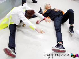 G-Dragon และท็อป (T.O.P) ทำอะไรบ้างที่ห้องแต่งตัว