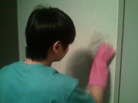 โยซบ (Yoseob) ทำความสะอาดกำแพงที่แฟนๆ ขีดเขียนทิ้งไว้!