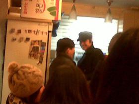 คิมฮยอนจุง (Kim Hyun Joong) ไปทานไก่ที่ร้าน Jaksal!