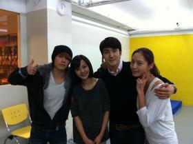 ซีวอน (Si Won) และดองเฮ (Dong Hae) ถ่ายภาพกับเพื่อนนักแสดง?