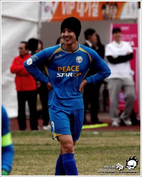 ภาพและวีดีโอคิมฮยอนจุง (Kim Hyun Joong) ในการแข่ง Celebrity Soccer Tournament ครั้งที่ 5