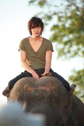ลีมินโฮ (Lee Min Ho) ขี่ช้างถ่ายทำละคร!