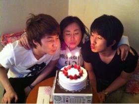 คิมฮยองจุน (Kim Hyung Joon) และน้องชายคิบอม (Ki Bum) ฉลองครบรอบวันเกิดให้แม่!