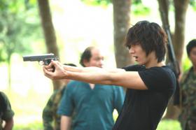 ภาพลีมินโฮ (Lee Min Ho) ที่ถือปืนในละคร City Hunter!