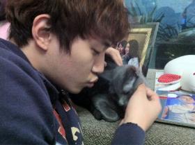 จุนโฮ (Junho) โพสท์ภาพกับแมวที่น่ารัก!