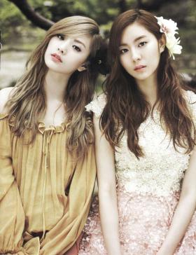 ภาพของ UEE และ Nana จากวง After School ถ่ายในนิตยสาร Vogue