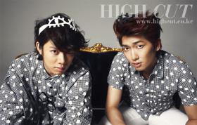 ฮีชอล (Hee Chul) และจองโม (Jung Mo) ถ่ายภาพในนิตยสาร High Cut