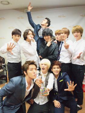 วง Super Junior ฉลองคว้ารางวัลที่ Music Bank