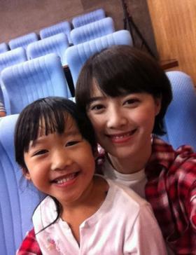 คูเฮซอน (Goo Hye Sun) ถ่ายภาพกับลูกสาวผู้กำกับเรื่อง Absolute Boyfriend