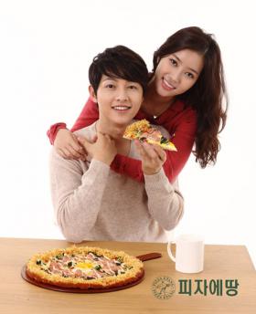ซงจุงกิ (Song Joong Ki) และอิมซูฮยาง (Im Soo Hyang) เป็นพรีเซ็นเตอร์ให้ Pizza Etang