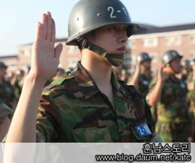 ภาพคิมฮีชอล (Kim Hee Chul) ฝึกทหาร