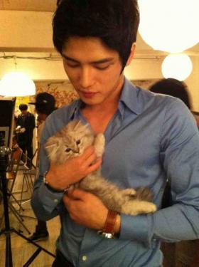 แจจุง (Jae Joong) ถ่ายภาพกับแมว