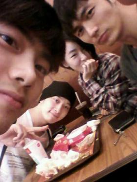 แทคยอน (Taecyeon), ซีลอง (Seulong), ชานซอง (Chan Sung) และกาอิน (Ga In) พบกันที่ Mc Donald!