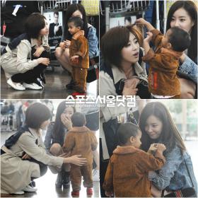อึนจอง (Eun Jung) และฮโยมิน (Hyo Min) เล่นกับเด็กที่ท่าอากาศยาน