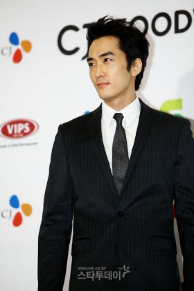 ซงซึงฮุน (Song Seung Hun) ถูกทาบทามให้แสดงละครเรื่องใหม่ Brain 