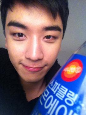 ซึงริ (Seungri) เผยภาพน่ารักของเขาสำหรับเครื่องดื่ม Sunny 10