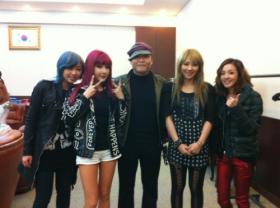 Psy ถ่ายภาพกับสมาชิกวง 2NE1!