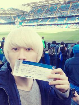 อึนฮยอค (Eun Hyuk) ไปชมการแข่งขันระหว่าง Arsenal และ Chelsea