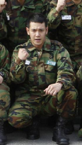 ภาพฮวานฮี (Hwan Hee) ที่เป็นทหารในค่ายฝึก