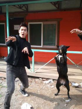 ซีวอน (Si Won) ทักทายแฟนๆ ด้วยภาพของเขาและสุนัข!