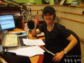 คิมฮยอนจุง (Kim Hyun Joong) เป็นดีเจรับเชิญรายการวิทยุ Raise the Volume Up 